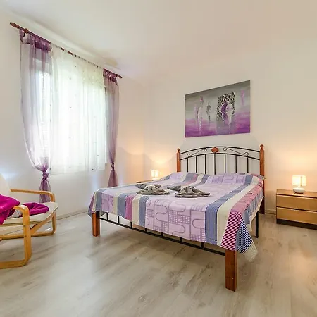 Charming House On The Beach And Deluxe Apartment Pula Exterior photo