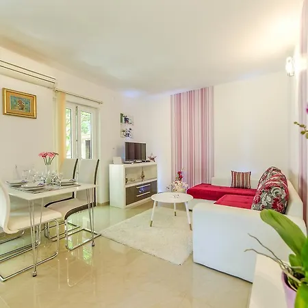 Charming House On The Beach And Deluxe Apartment Pula Exterior photo