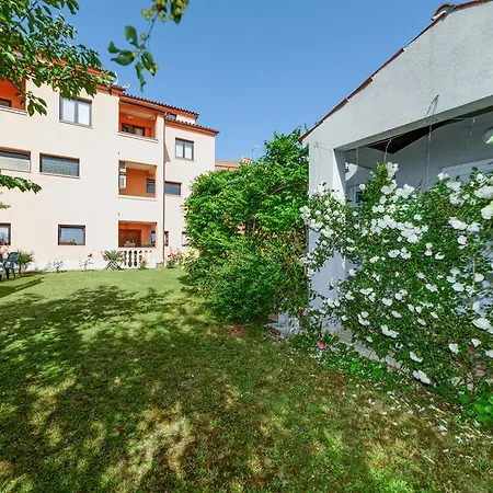 Charming House On The Beach And Deluxe Apartment Pula Exterior photo