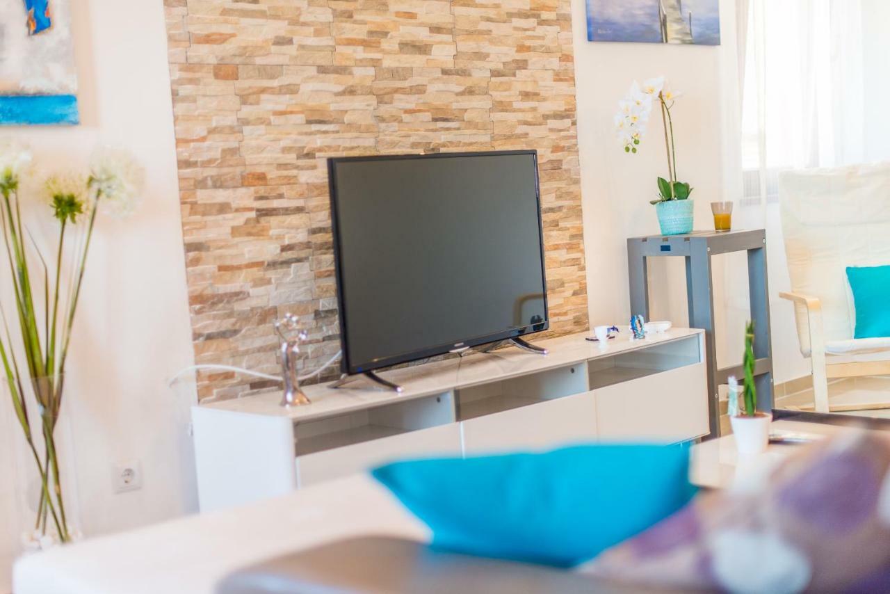 Charming House On The And Deluxe Apartment Pula