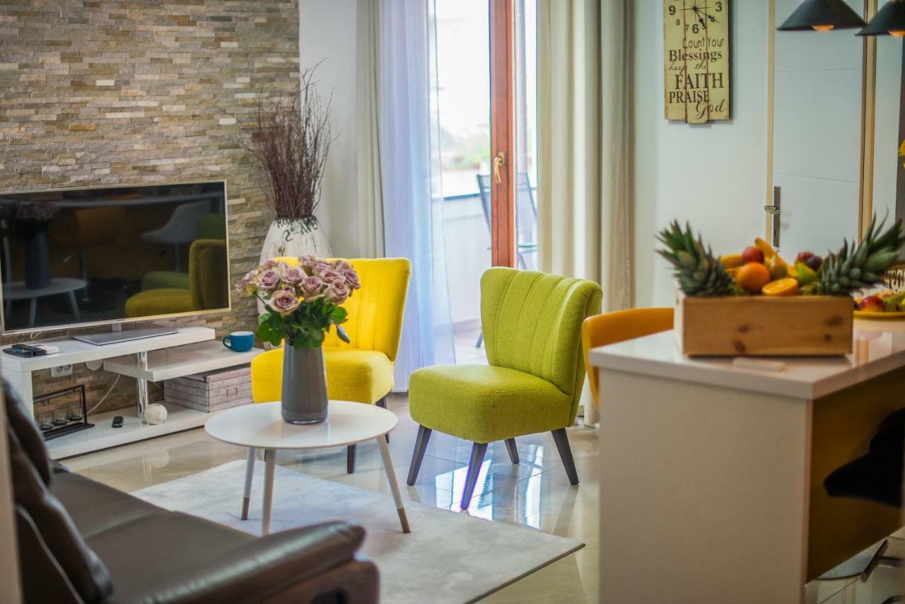 Charming House On The And Deluxe Apartment *